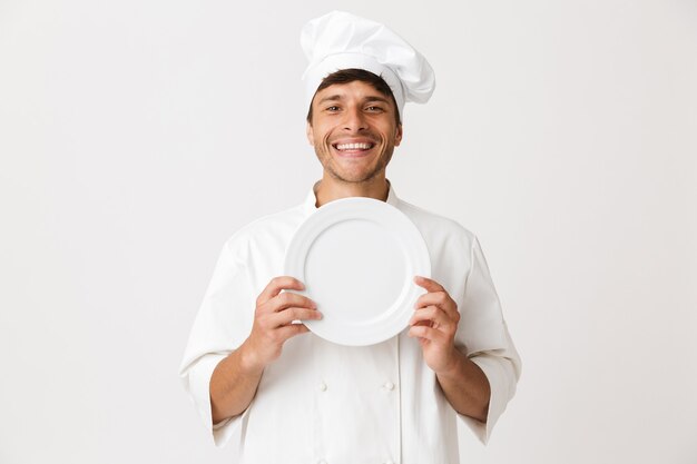 Улыбающийся шеф с тарелкой